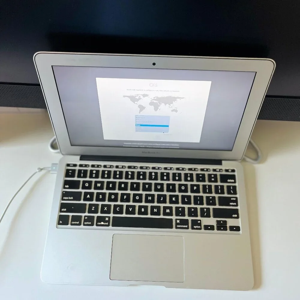 Apple MacBook Air (11-inch, Mid 2012) 1.7 GHz Intel Core i5 4 GV Laptop Silver